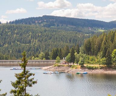 Staumauer und Bootsverleih Schluchsee