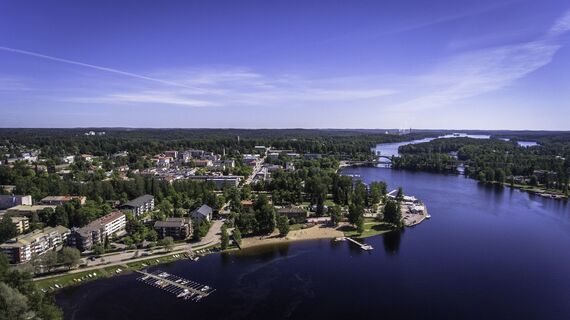 Der Strand und der Hafen des Heinola Spa am Ufer des Kymijoki-Flusses