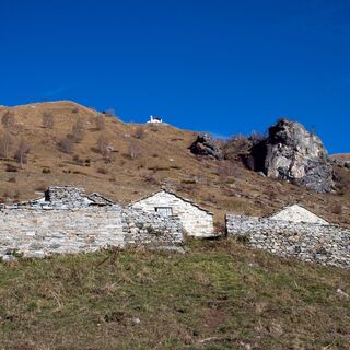 Alpe Paglia inferiore und das Ciavanis-Heiligtum im Hintergrund