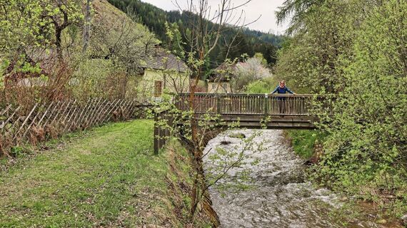 Gemütlich wandern wir neben dem Bach