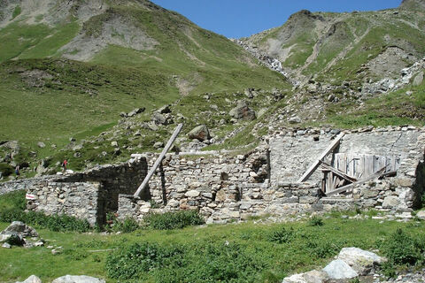 Zerfallenes Alpgebäude