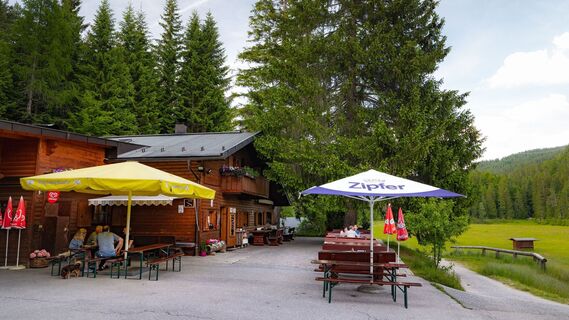 Lottenseehütte -Hütte mit Menschen (1).jpg