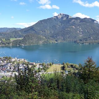 Immer wieder öffnen sich schöne Blicke auf St. Gilgen am Wolfgangsee.