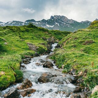 Auf dem Weg zur Spitzmeilenhütte trifft man immer wieder auf Bäche.