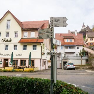 Wegweiser am Hotel Rössle, dem Gastgeber für die Nacht