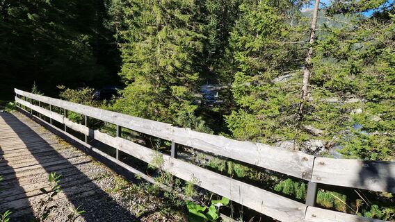 Die Brücke über den Plötzigbach bei einem Parkplatz an der Hahntennjochstaße (in einer Kehre auf 1350m)