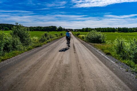 Radfahren in der ländlichen Landschaft
