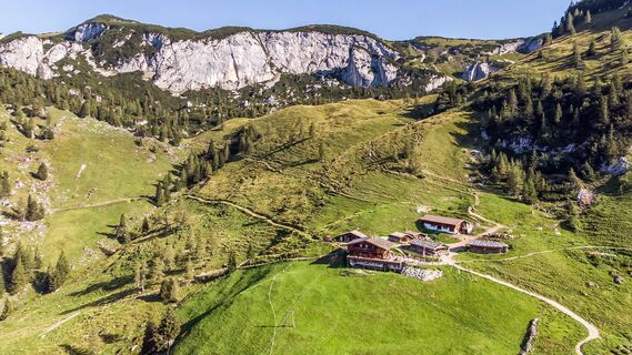 Blick auf die Dalfaz Alm, dahinter das Klobenjoch