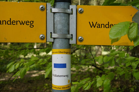 Prälatenweg - blaues Rechteck - Wegweiser