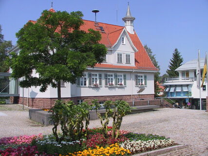 Vorbei führt der Weg auch am Rathaus in Schömberg