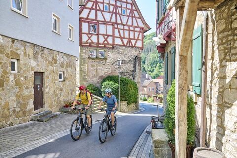 Radfahrer in der Altstadt von Forchtenberg