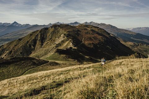 Der Abstecher zum Gipfel des Piz Mundaun lohnt sich auf jeden Fall