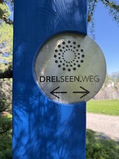 Der Drei-Seen-Weg ist mit diesen Zeichen sehr gut bewegweist