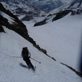 Direkte Abfahrt von der Hochvernagtspitze 3535m über die mehr als 40° steile, direkte Südflanke. Machbar nur bei perfekten Firnbedingungen.