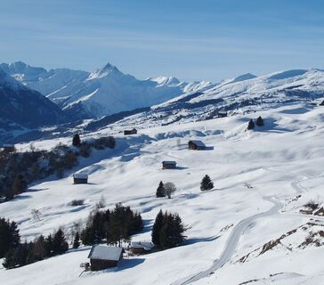 Blick taleinwärts mit den typischen weit verstreuten Ställen