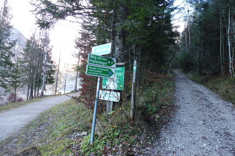 RECHTS weg von der Seepromenade