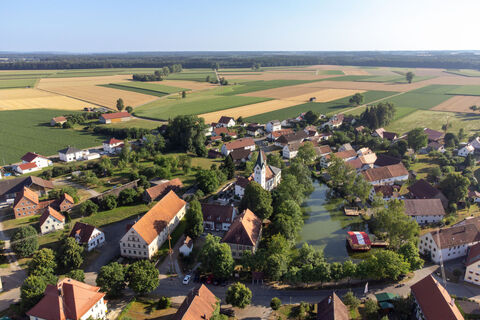 Ansicht-von-Stoffenried-mit-Weiher