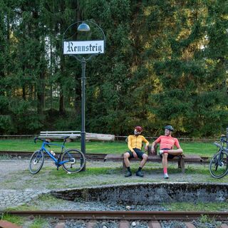 Pause am Bahnhof Rennsteig. Am Wochenende verkehrt hier ein Zug in Richtung Erfurt.