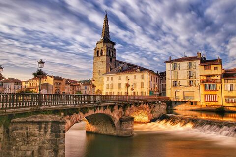 Die alte Brücke und die Kirche von Saint-Girons