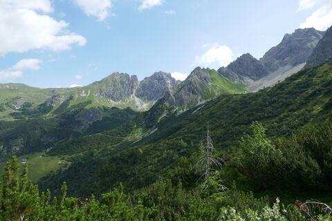 links der Bildmitte kann man die Hochgehrenspitze und die Oberstdorfer Hammerspitze erkennen