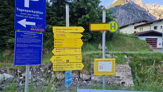 Schilderwald am Start der Tour