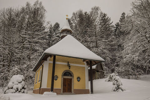 Verschneite Kapelle am Voithenber