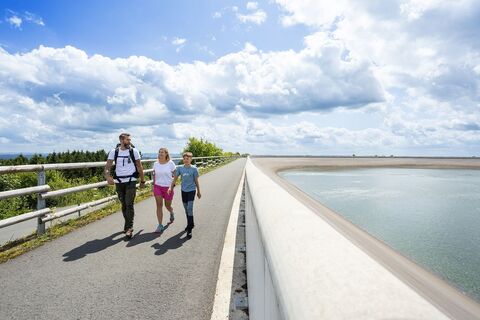 Familie wandert am Oberbecken