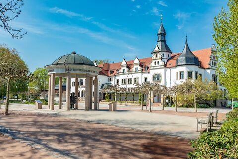 Kurhaus mit Brunnen in Bad Schmiedeberg, Start- bzw. Endpunkt der Heide-Biber-Tour