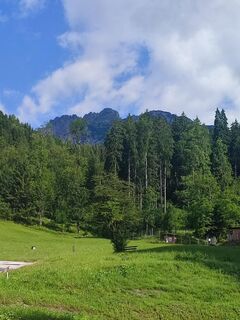 Blick vom Parkplatz zum Gipfelziel