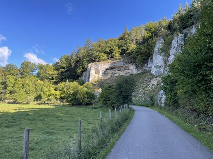 Felsen und Radweg bei Unterschmeien