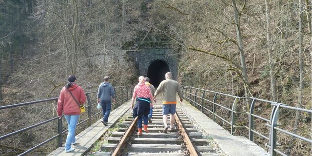 Weg auf den Schienen