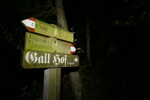 wir starten im Lichtkegel unserer Stirnlampen