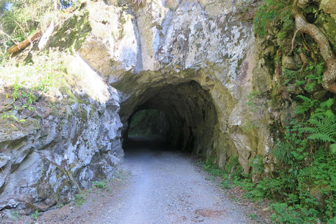 Auch zwei Felstunnel werden passiert.