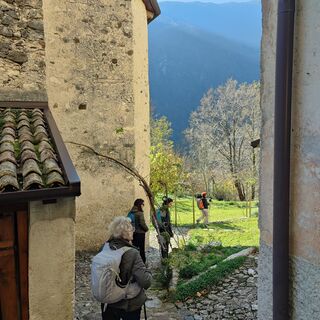 Durch die Straßen des Dorfes