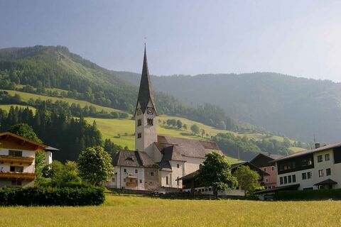 Stuhlfelden ist die älteste Pfarre im Oberpinzgau. Es hat auch die älteste, die schönste und kostbarste Kirche des Oberpinzgaus.