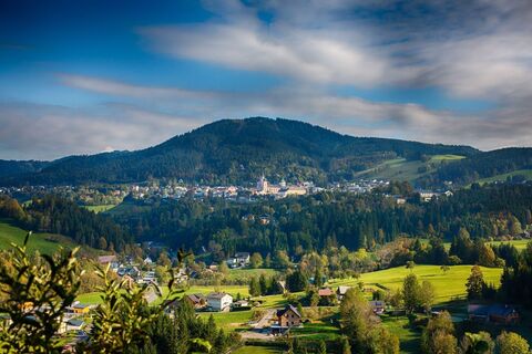 Ausblick von der Sigmundsberg-Kirche auf Mariazell