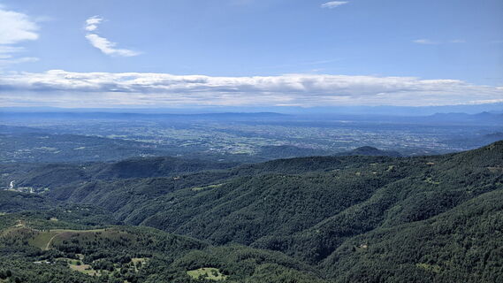 Panoramablick vom Gipfel in Richtung der Ebene von Turin
