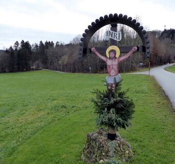 Wenige Meter nach dem Wegkreuz zweigt die Route Richtung Grub nach links ab.
