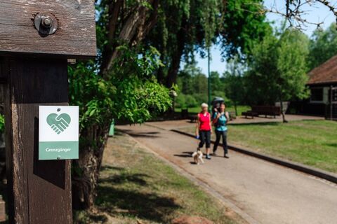 Wanderer mit Kleinkind und Hund an der Eschviller Mühle