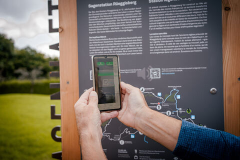 QR-Code scannen und Sage hören