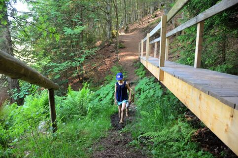 Kinder auf dem Barfußweg