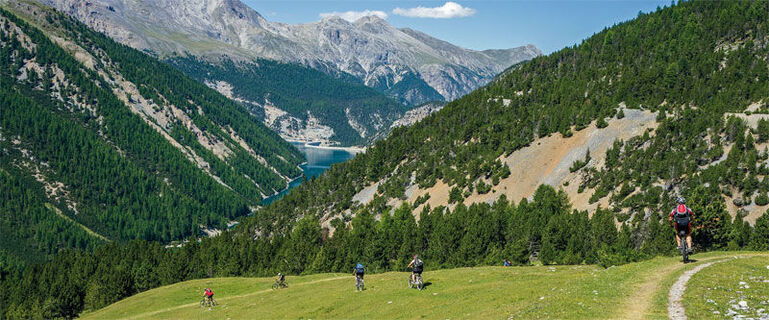 Alpe del Gallo, im Hintergrund der Lago di Livigno.