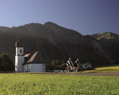 Ausgangspunkt Tannheim, im Hintergrund die Maria-Hilf Kapelle
