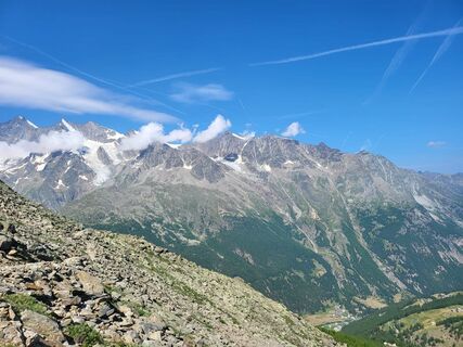 Der Blick auf die Saaser Viertausender ist auf dem Almageller Höhenweg ein Highlight.