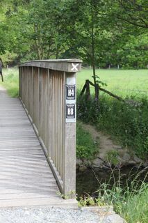 Die Brücke zur Überquerung der Valme am Bähnchenweg (H4, H8)