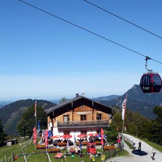 Die Sausteigalm mit der Aufstiegsoption Zwölferhornbahn.