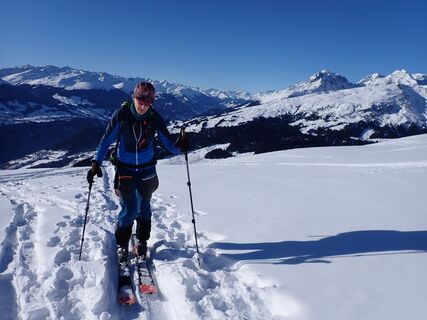 Aufstieg mit Panorama im Rücken