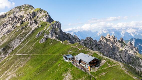 Nördlinger Hütte mit Reither Spitze und Karwendel.jpg
