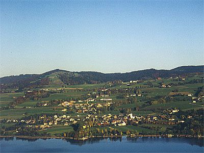 Blick auf Zell am Moos und den Irrsee. 