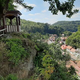Tempelchen mit Blick auf Thal